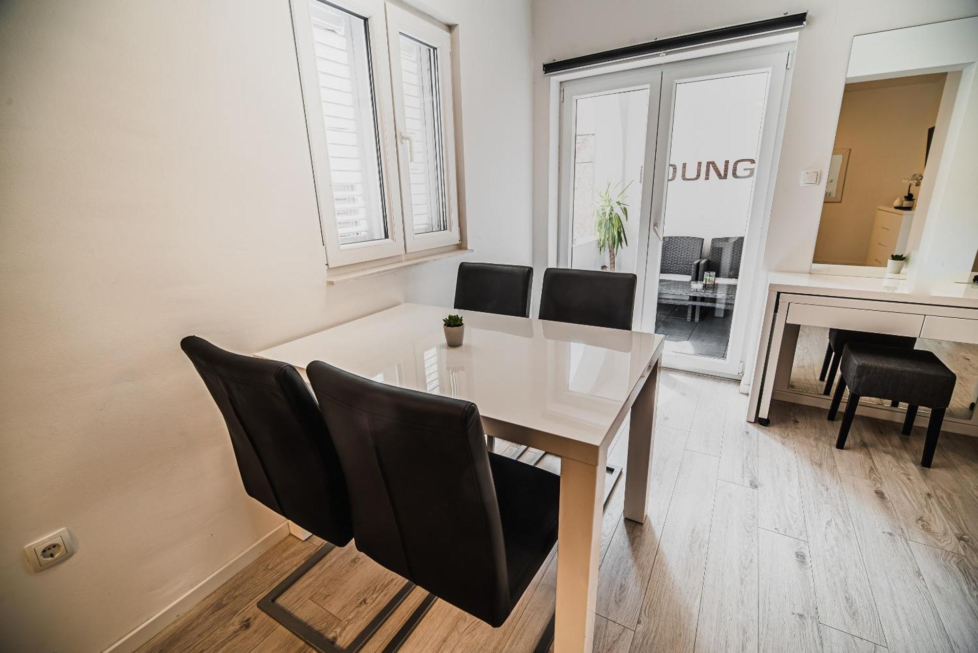 Downtown Park Apartments With Balcony Vodice Ruang foto