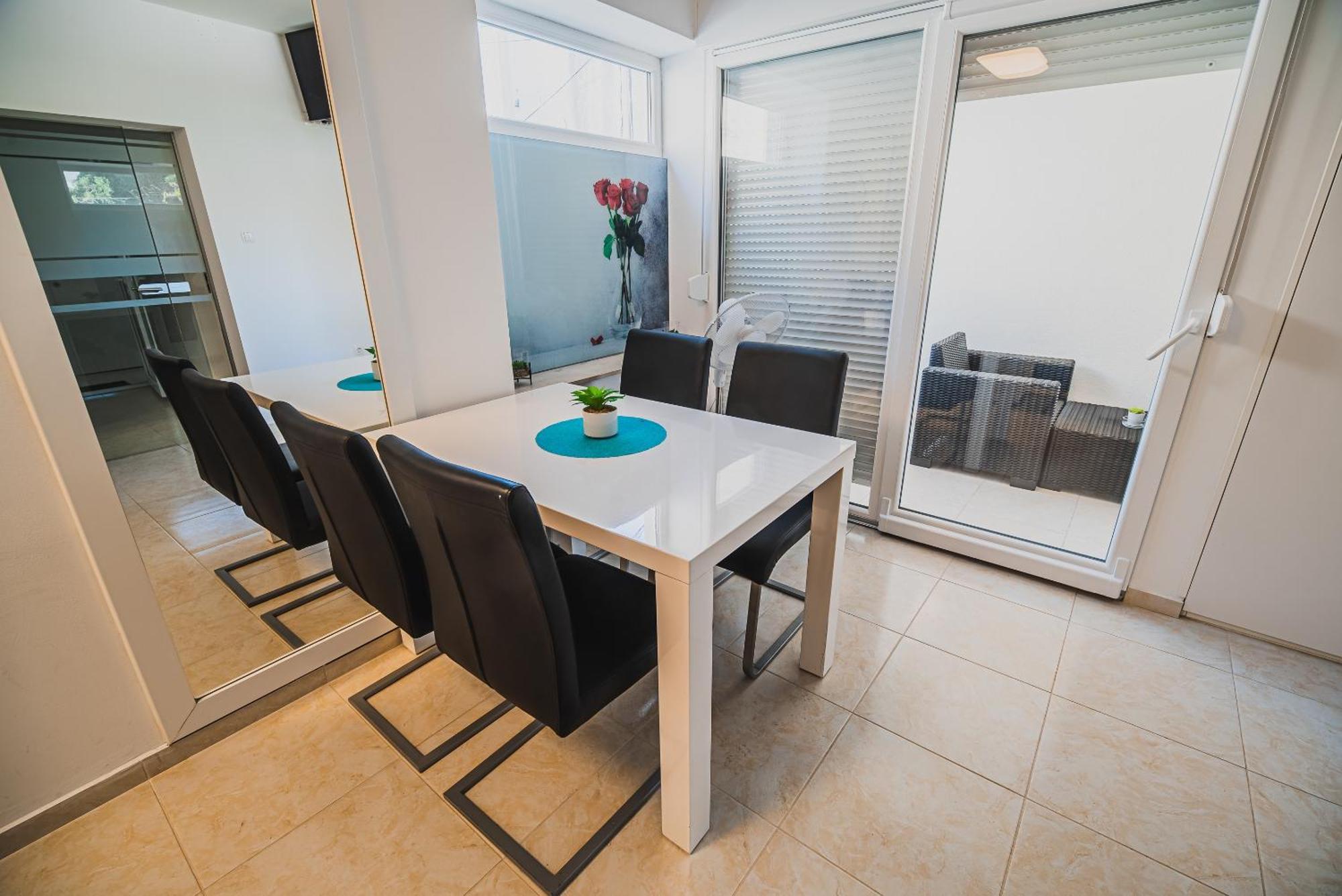 Downtown Park Apartments With Balcony Vodice Ruang foto